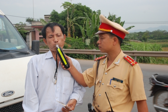 csgt-kiem-tra-nong-do-con-voi-cac-lai-xe-anh-ta-ton-0523-1610